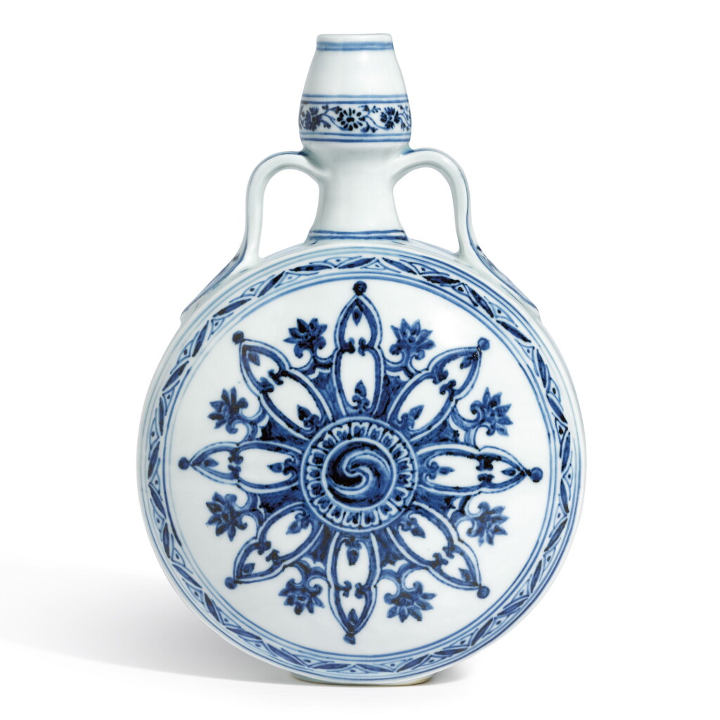 View full screen - View 1 of Lot 3608. AN OUTSTANDING BLUE AND WHITE MOONFLASK MING DYNASTY, YONGLE PERIOD | 明永樂 青花輪花綬帶葫蘆扁瓶.