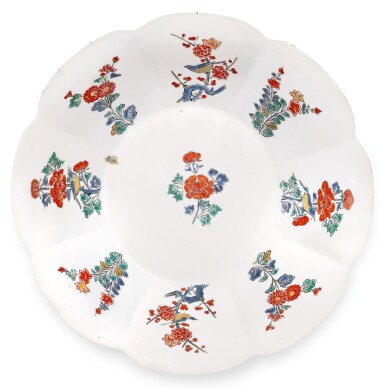 View full screen - View 1 of Lot 84. A PAIR OF KAKIEMON DISHES, EDO PERIOD, LATE 17TH CENTURY.