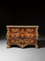 Commode tombeau en placage de bois de violette, bronze doré et laiton du début de l'époque Louis XV, vers 1720-1730, estampille postérieure de Jean-Charles Saunier