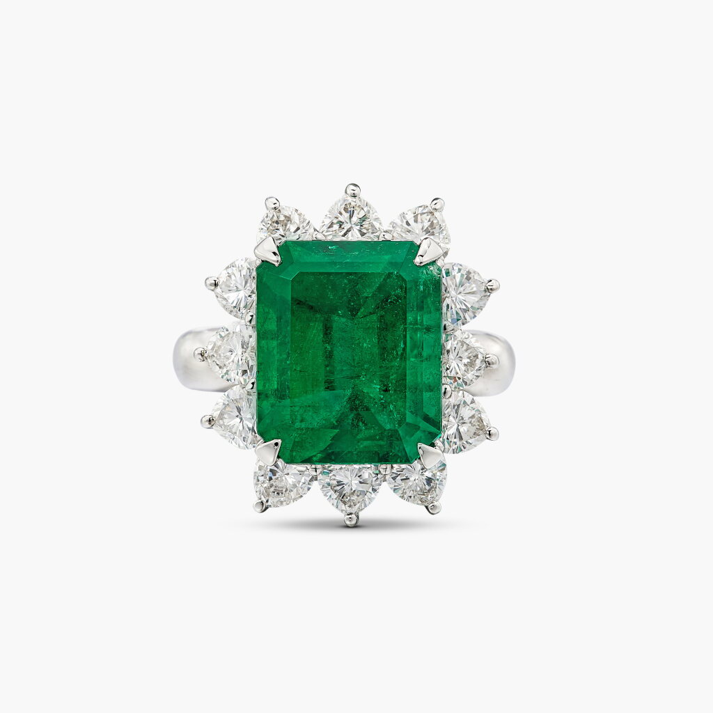 View full screen - View 1 of Lot 1430. Emerald and Diamond Ring | 7.33克拉「哥倫比亞」祖母綠 配 鑽石 戒指.