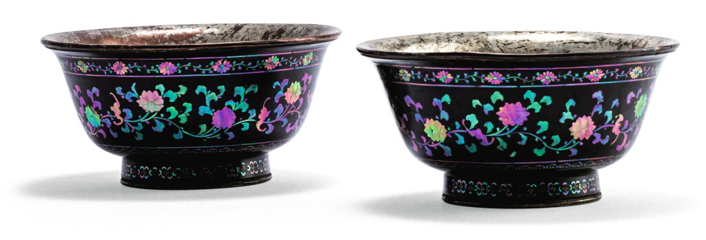 View full screen - View 1 of Lot 38. RARE PAIRE DE GRANDS BOLS EN LAQUE ET INCRUSTATIONS DE NACRE DYNASTIE QING, ÉPOQUE KANGXI | 清康熙 黑漆嵌螺鈿蓮紋盌一對 | A rare pair of large mother-of-pearl inlaid lacquer bowls, Qing Dynasty, Kangxi period.