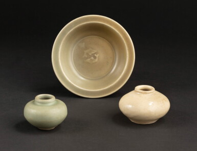 View full screen - View 1 of Lot 36. A Longquan celadon dish and two jarlets, Song and Ming dynasties | 宋及明 龍泉窰印雙魚折沿盤、青釉罐及白釉罐一組三件.