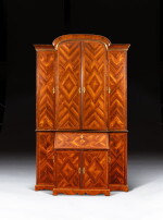 Armoire formant bureau scriban en placage de satiné, bois de violette et bois de rose, d'époque Louis XV, vers 1730, estampille de Pierre IV Migeon