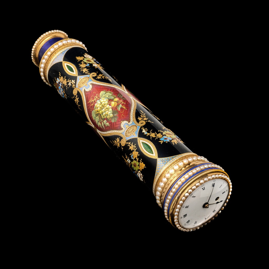 Voir en plein écran - Voir 1 du lot 1233. A rare and important pearl-set gold and enamel extending telescope combined with a pocket watch, Moulinié, Bautte & Co, Geneva, circa 1810.