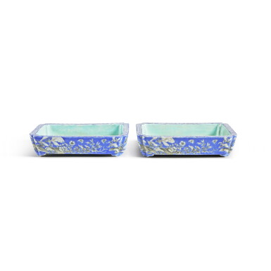 View full screen - View 1 of Lot 586. A rare pair of blue-ground grisaille-painted 'Dayazhai' 'plantain lily' rectangular narcissus trays, Qing dynasty, Guangxu period, circa 1876 | 清光緒 約1876年 藍地墨彩萱花紋長方水仙花盆一對 《大雅齋》《天地一家春》《永慶長春》款.