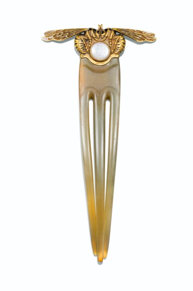 View full screen - View 1 of Lot 743. René Lalique | Peigne émail, nacre et corne | Enamel, mother-of-pearl and horn comb .