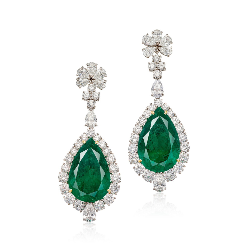 View full screen - View 1 of Lot 1433. Pair of Emerald and Diamond Earrings | 13.74 及 11.52 克拉 「哥倫比亞」祖母綠 配 鑽石 耳墜一對.