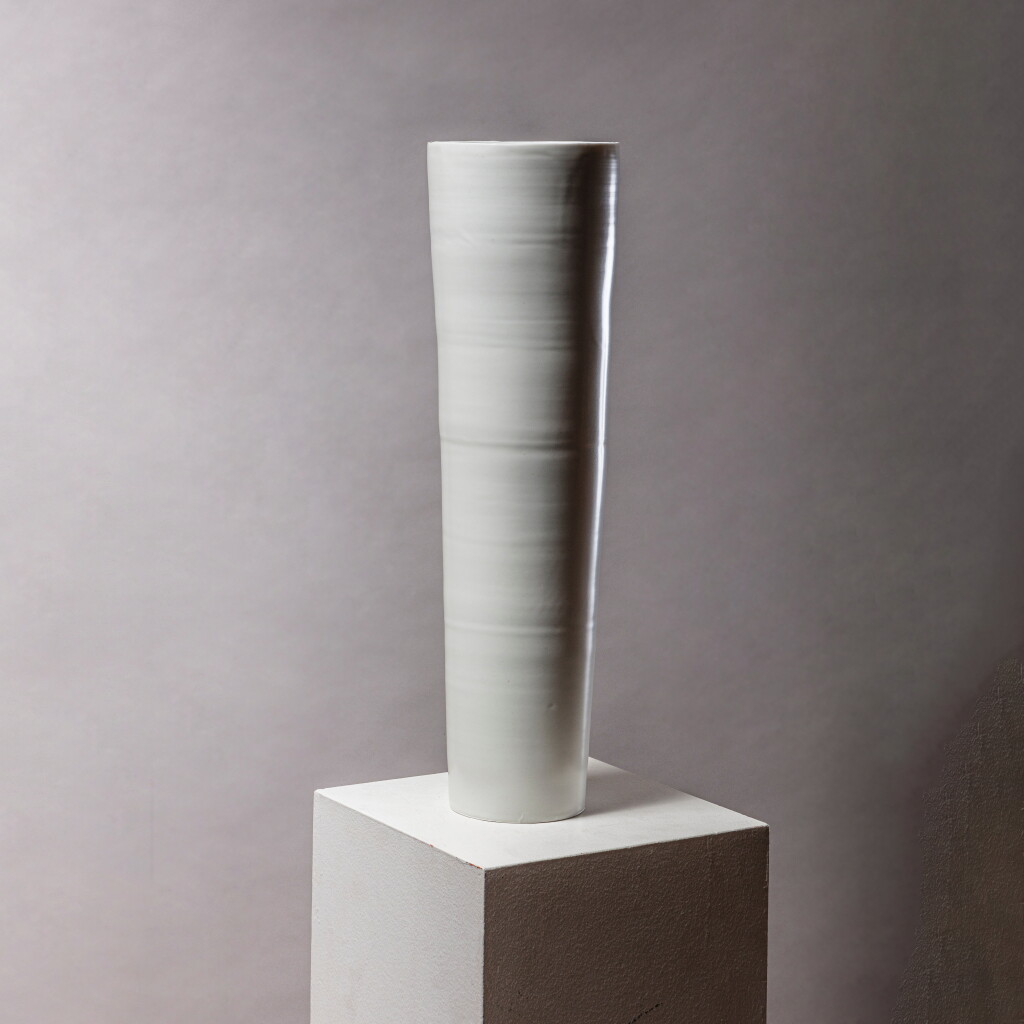 View full screen - View 1 of Lot 13. Kuroda Taizo (1946-2021) | Untitled White Porcelain (Tsutsu hanaire) | 2018.
