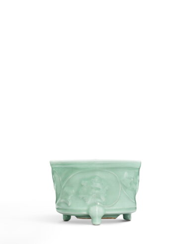 View full screen - View 1 of Lot 3673. A Longquan celadon appliqué-decorated 'peony' incense burner, Southern Song dynasty | 南宋 龍泉青釉貼花牡丹紋爐 .