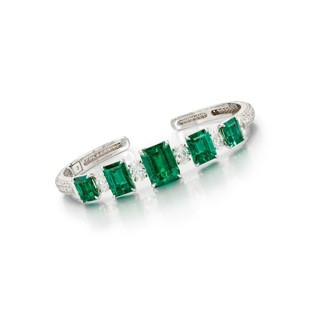 View full screen - View 1 of Lot 1818. Emerald and Diamond Cuff Bangle | 天然「哥倫比亞」無油祖母綠 配 鑽石手鐲(祖母綠共重11.00克拉).