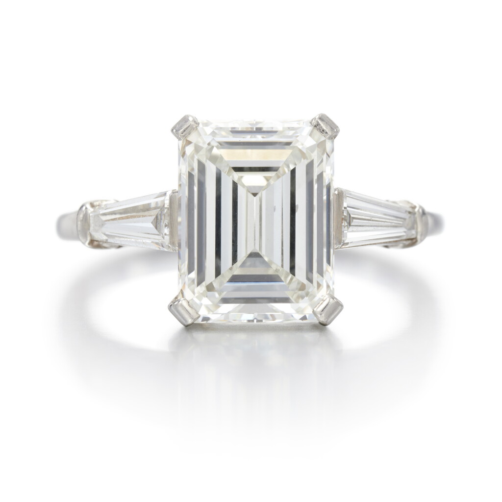 View full screen - View 1 of Lot 13. Diamond ring.