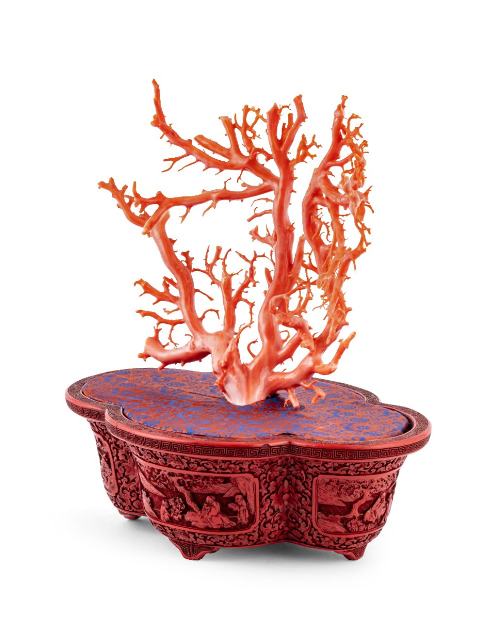 Voir en plein écran - Voir 1 du lot 205. Jardinière en laque cinabre sculpté et embellie d'un arbre en corail Dynastie Qing, XVIIIE-XIXE siècle | 清十八至十九世紀 剔紅開光人物故事圖海棠式花盆連紅珊瑚盆景 | A carved red-lacquer jardiniere with a coral tree, Qing Dynasty, 18th-19th century.