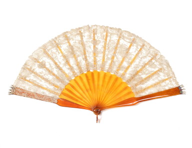 View full screen - View 1 of Lot 160. A Royal Dutch lace brisé fan, with horn, pearls and precious stones, from the Queen Emma of the Netherlands, circa 1880 | Eventail royal brisé en dentelle, corne, perles, pierres précieuses ayant appartenu à la reine Emma des Pays-Bas, vers 1880.
