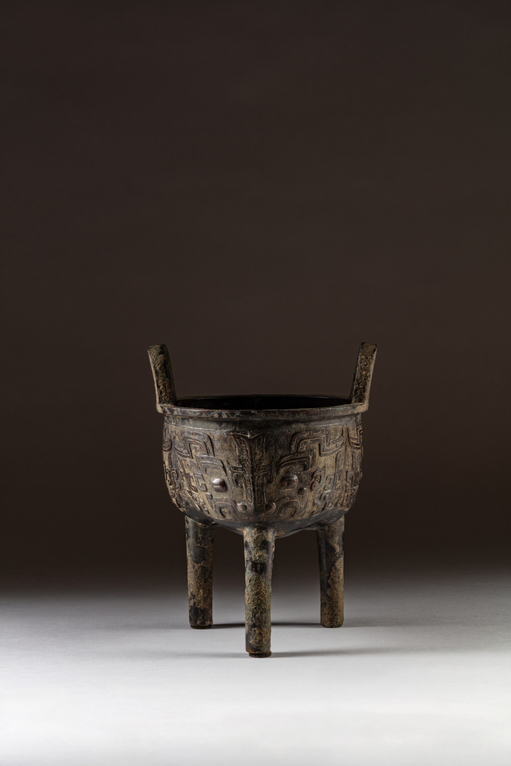 View full screen - View 1 of Lot 219. An archaic bronze ritual food vessel (Liding), Late Shang / Western Zhou dynasty | 商 / 西周 青銅三足鬲鼎.