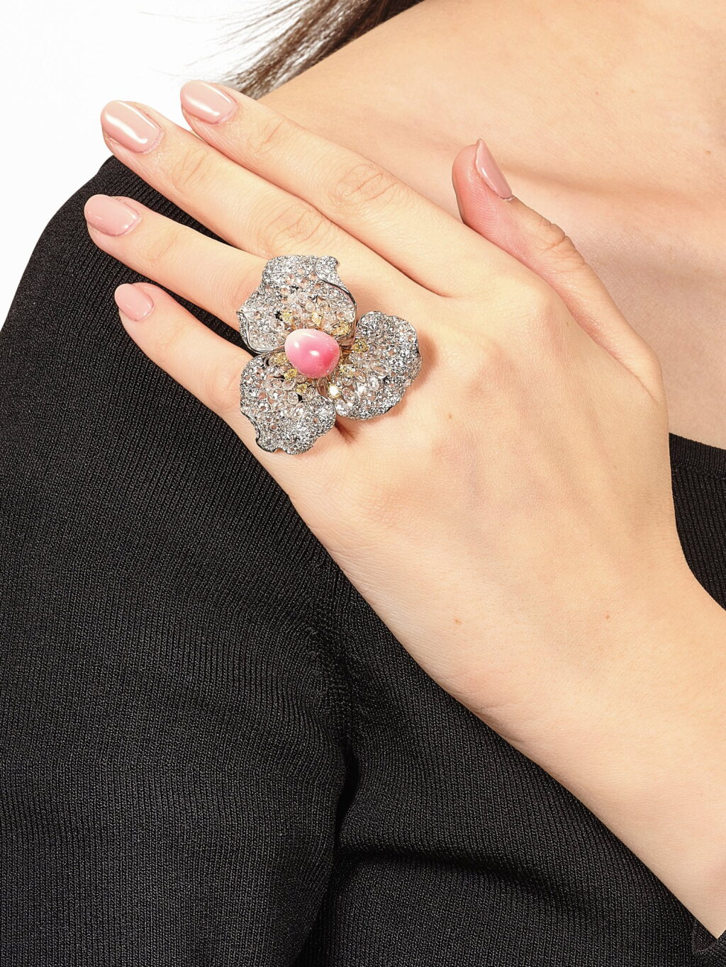 View full screen - View 1 of Lot 535. Conch Pearl and Diamond Ring | 海螺珠 配 鑽石 戒指.