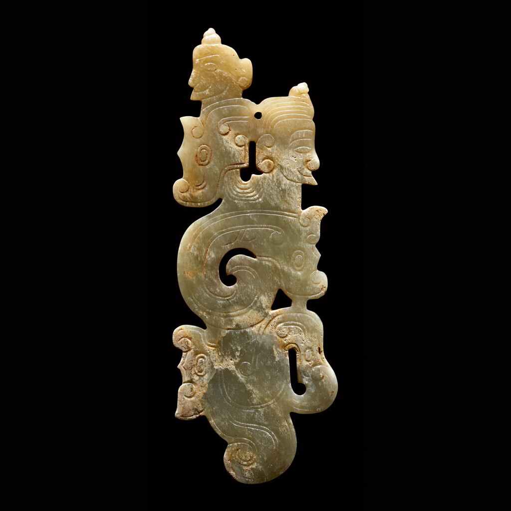 View full screen - View 1 of Lot 1. A rare jade 'human-dragon' pendant Western Zhou dynasty | 西周 人龍合璧玉珮.