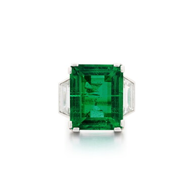 View full screen - View 1 of Lot 158. Bague émeraude et diamants | Emerald and diamond ring.