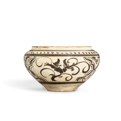 View full screen - View 1 of Lot 375. A Cizhou black-painted 'peony' jar, Yuan dynasty 元 磁州白地黑彩牡丹紋罐.