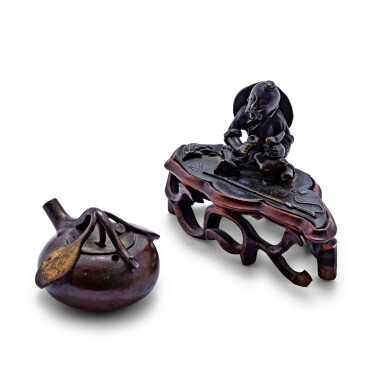 View full screen - View 1 of Lot 72. Compte-gouttes en forme de pêche et figure d'un pêcheur assis en bronze Dynastie Qing, XVIIE-XVIIIE siècle | 清十七至十八世紀 銅桃式水滴 及 銅漁人得利擺件 | A small 'peach' bronze water dropper and a bronze figure of a fisherman, Qing Dynasty, 17th-18th century.