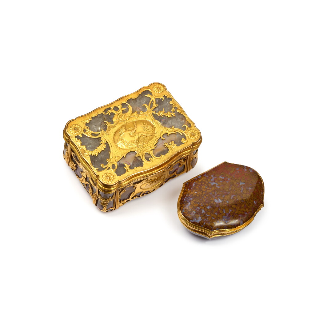 View full screen - View 1 of Lot 1094. A gold-mounted hardstone snuff box, 19th century in English 1760s taste, and a small gold-mounted agate snuff box, English, circa 1760.
