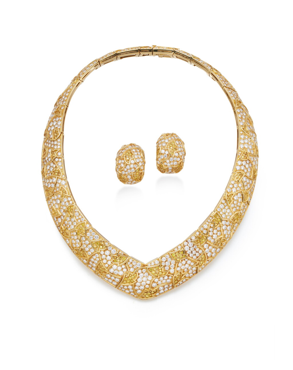 View full screen - View 1 of Lot 1808. Diamond Demi-Parure | 梵克雅寶 | 鑽石 項鏈 及 耳夾套裝.