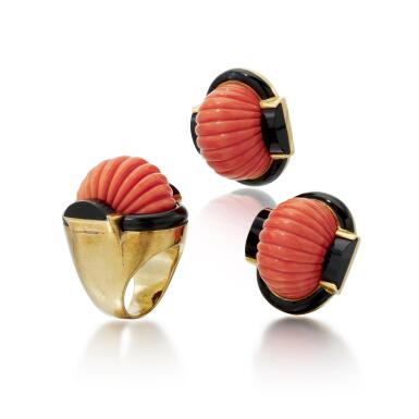 View full screen - View 1 of Lot 120. Paio di orecchini e anello in smalto e corallo (Orecchini e anello in smalto, onice e corallo).