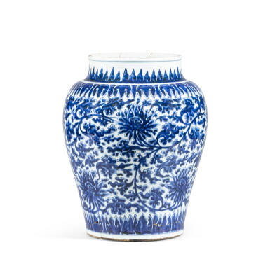 View full screen - View 1 of Lot 99. A large blue and white 'lotus' jar, Ming dynasty, 17th century | 明十七世紀 青花花卉紋直頸大罐.