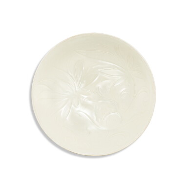 View full screen - View 1 of Lot 3680. A carved Dingyao 'lotus' dish, Northern Song dynasty | 北宋 定窰劃蓮紋盤.