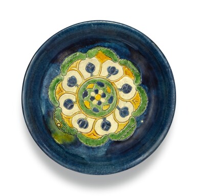 View full screen - View 1 of Lot 224. A RARE BLUE AND SANCAI-GLAZED TRIPOD DISH TANG DYNASTY | 唐 三彩加藍刻寶相花紋三足盤.