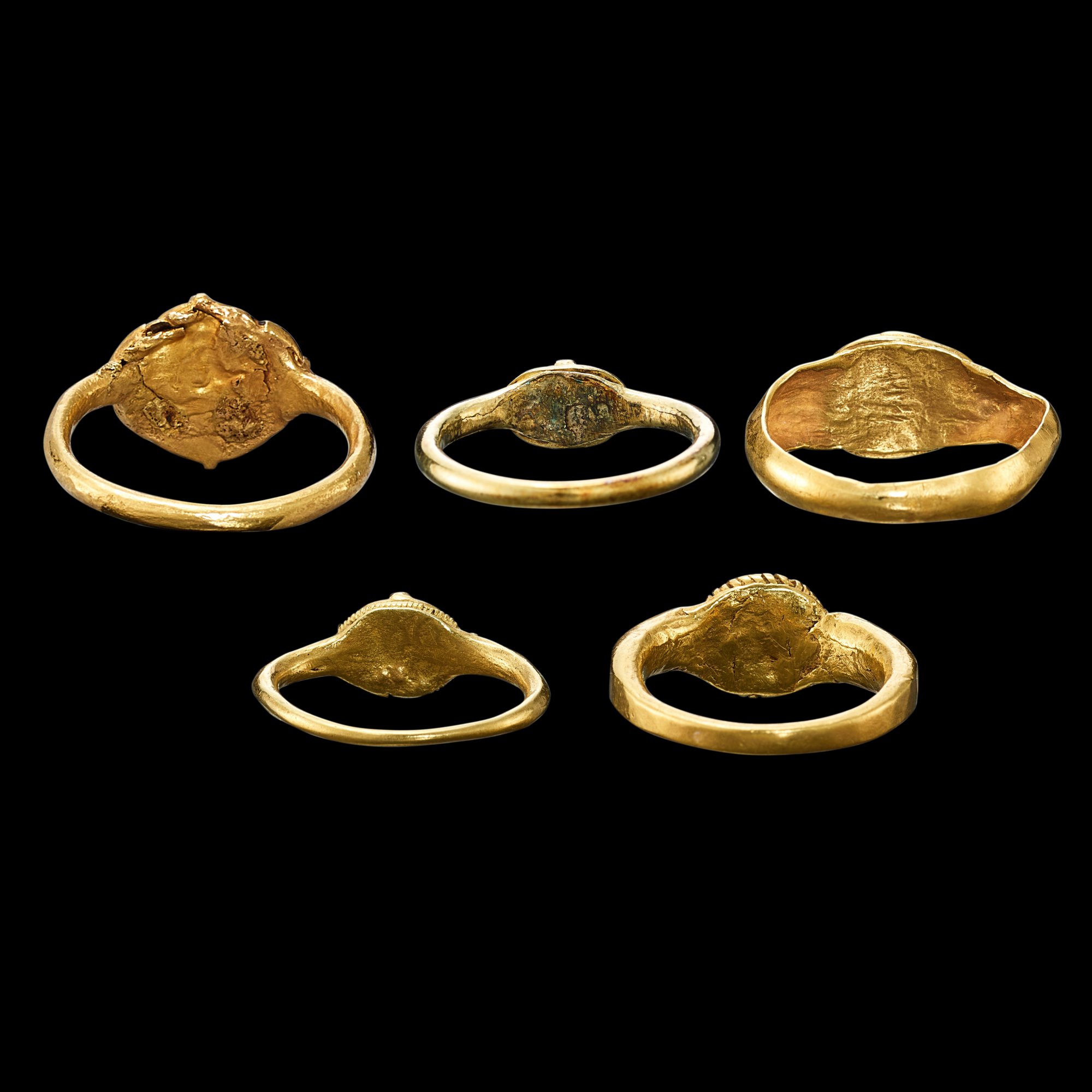 A group of five gold rings Khmer, 7th 12th century 高棉 七至十二世紀
