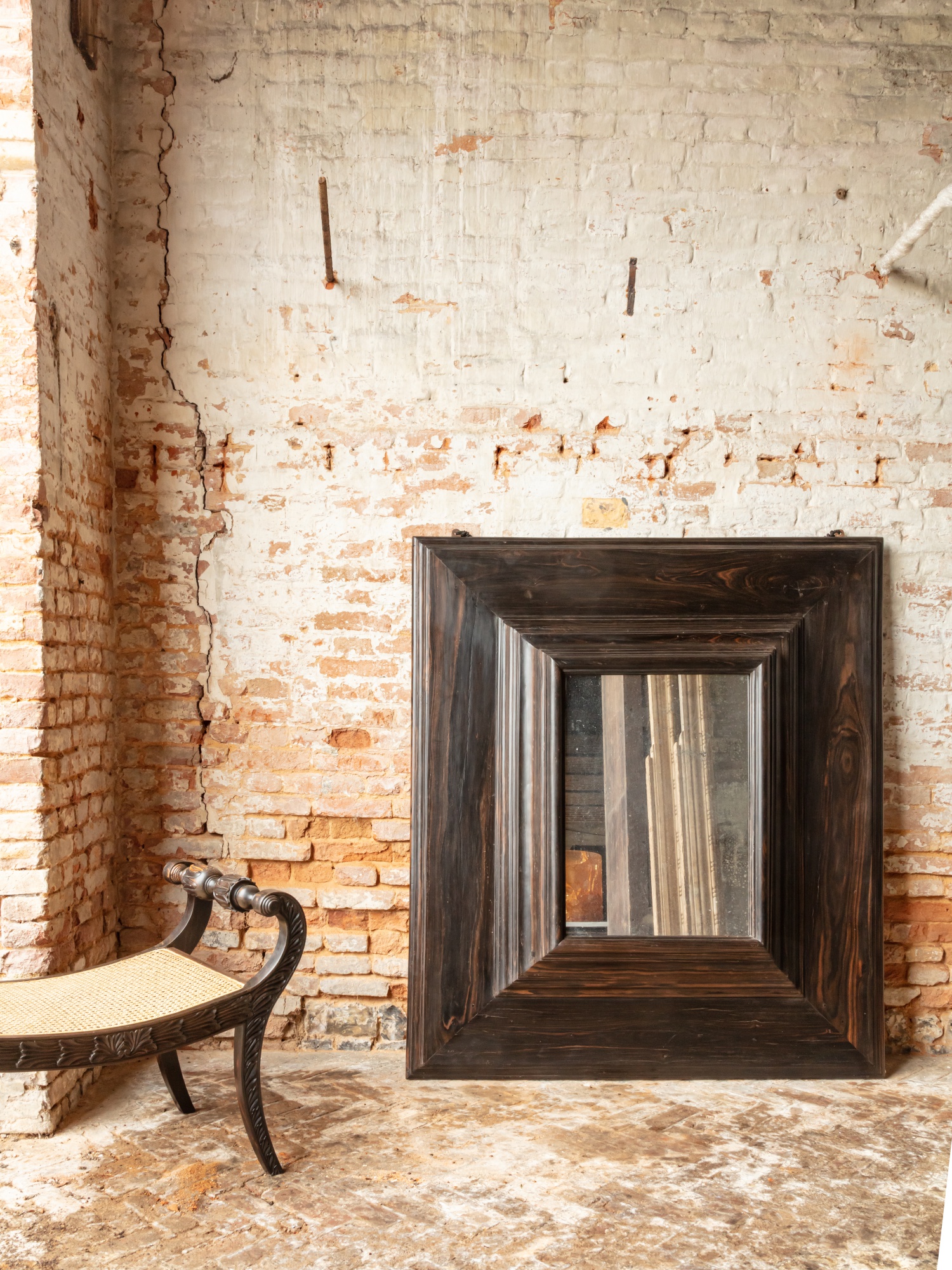 A pair of large ebony mirrors, Sri Lanka, circa 2000 Paire de miroirs en ébène, Sri Lanka