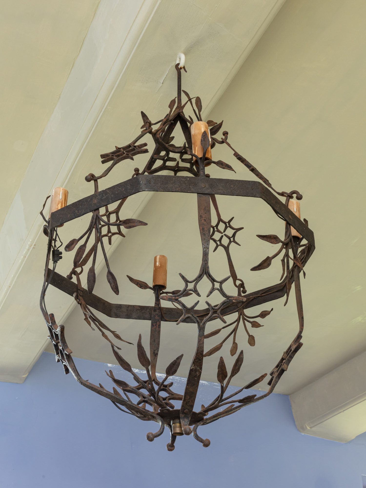 Lampadaire en fer forgé. Circa 1960. H. 145 cm, Vente aux enchères