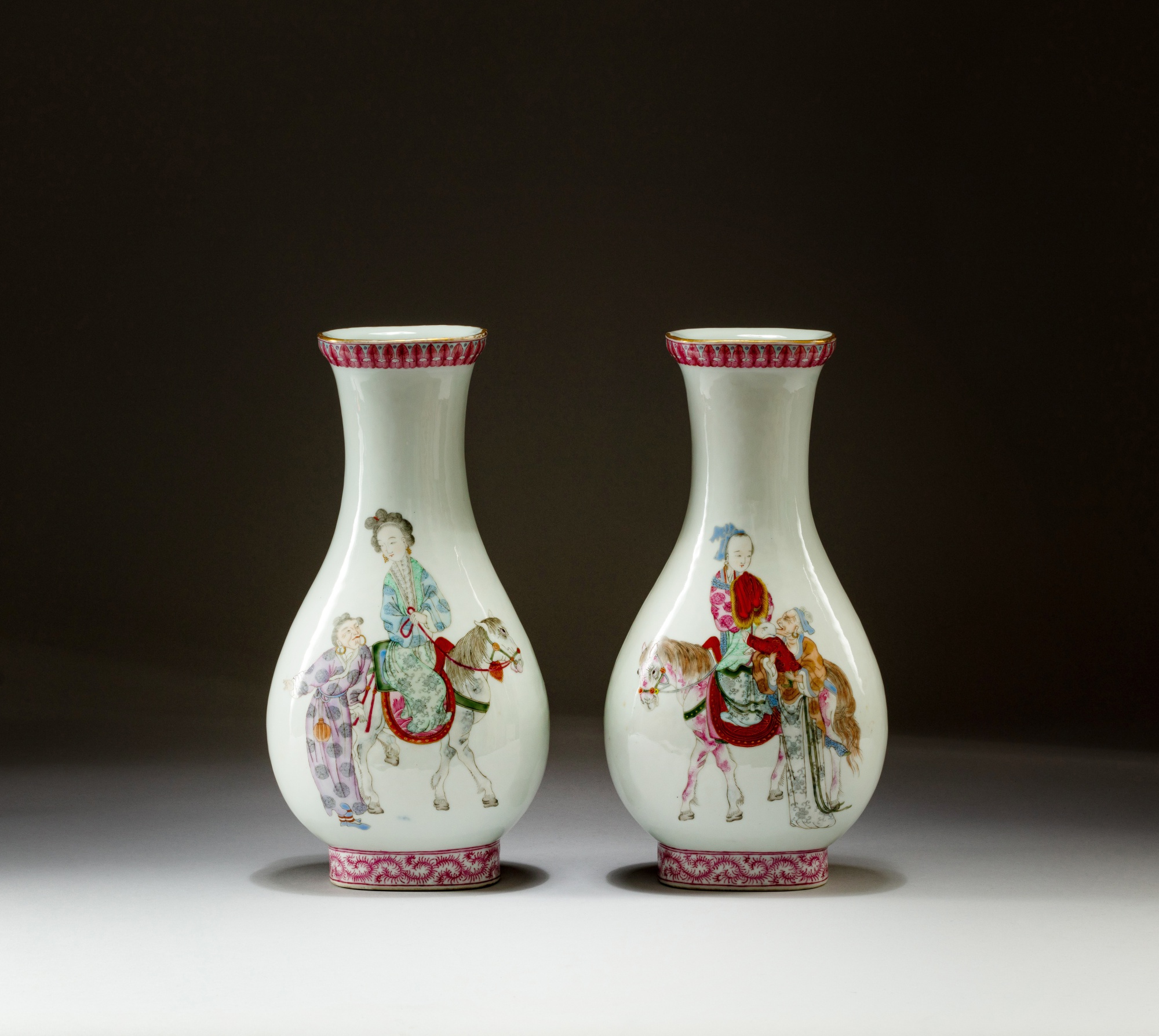Two famillerose ‘immortal’ vases, Qing dynasty, 19th century 清十九世紀