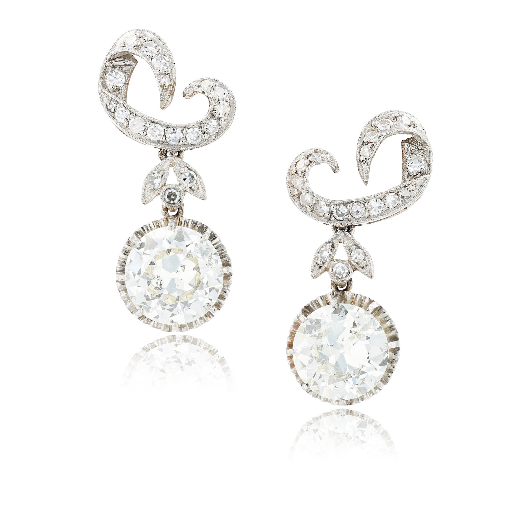 Paire de pendants d'oreille diamants Pair of pendent diamond earrings