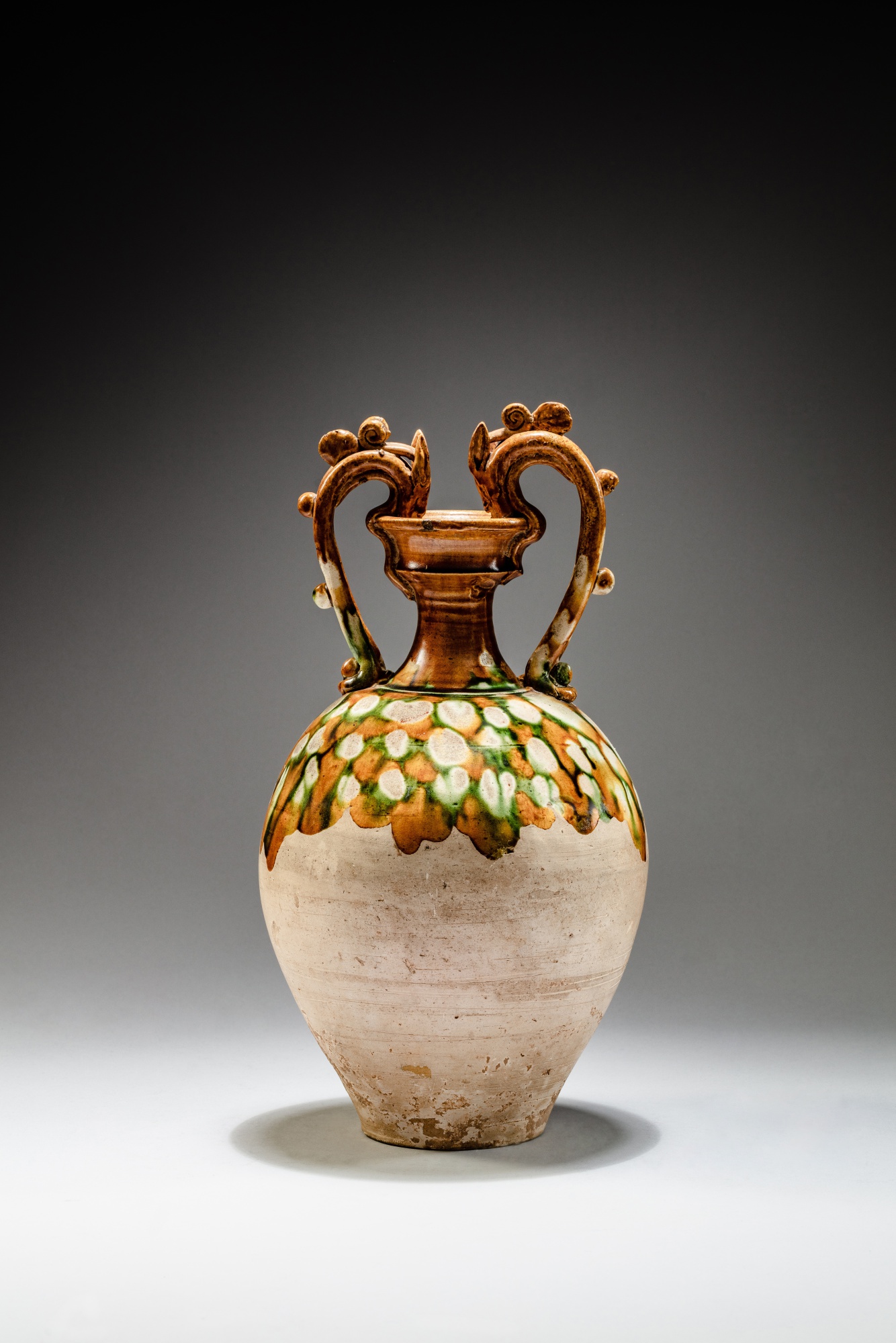A superb sancaiglazed 'dragon'handled amphora, Tang dynasty 唐