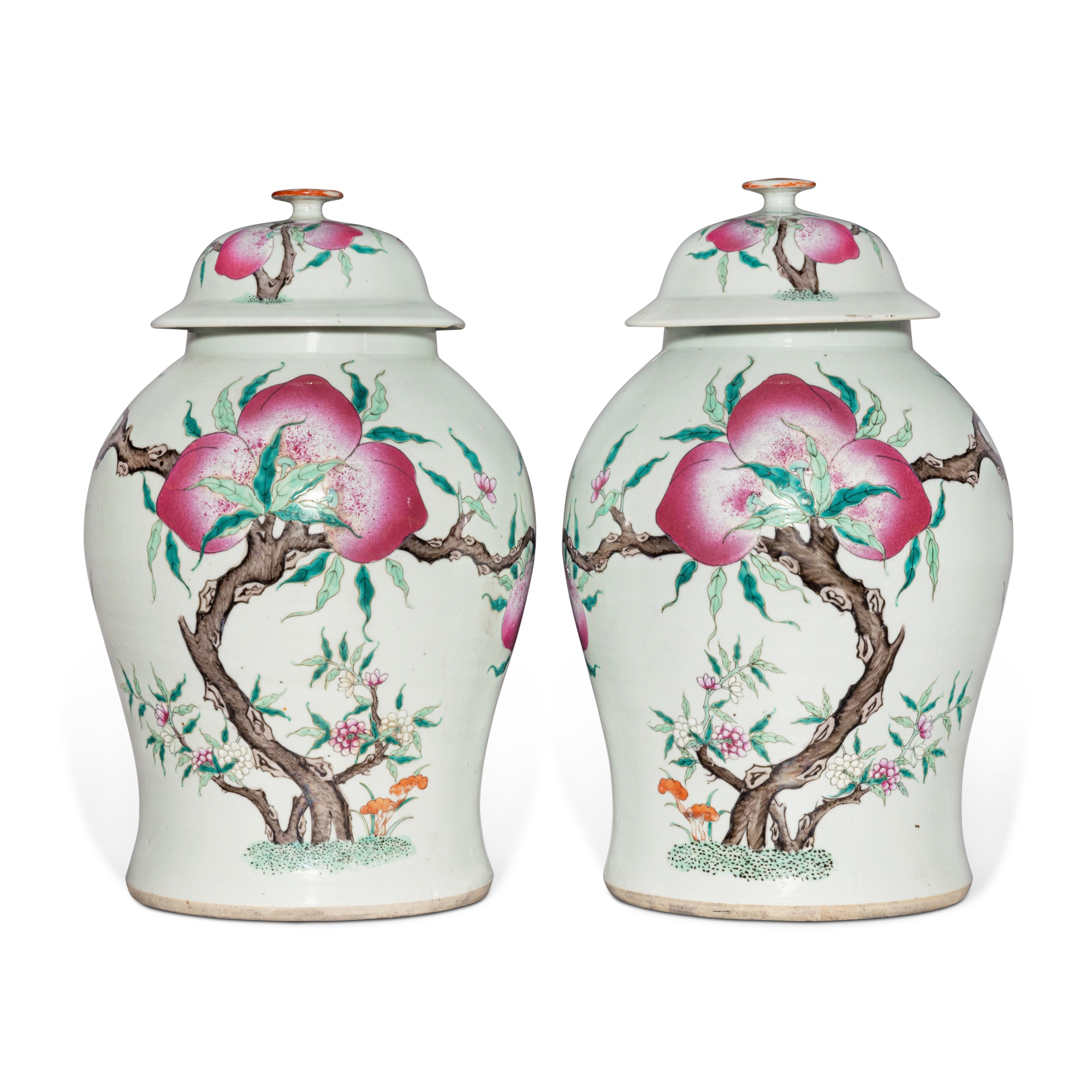 A pair of famillerose 'peach' jars and covers, 20th century 二十世紀