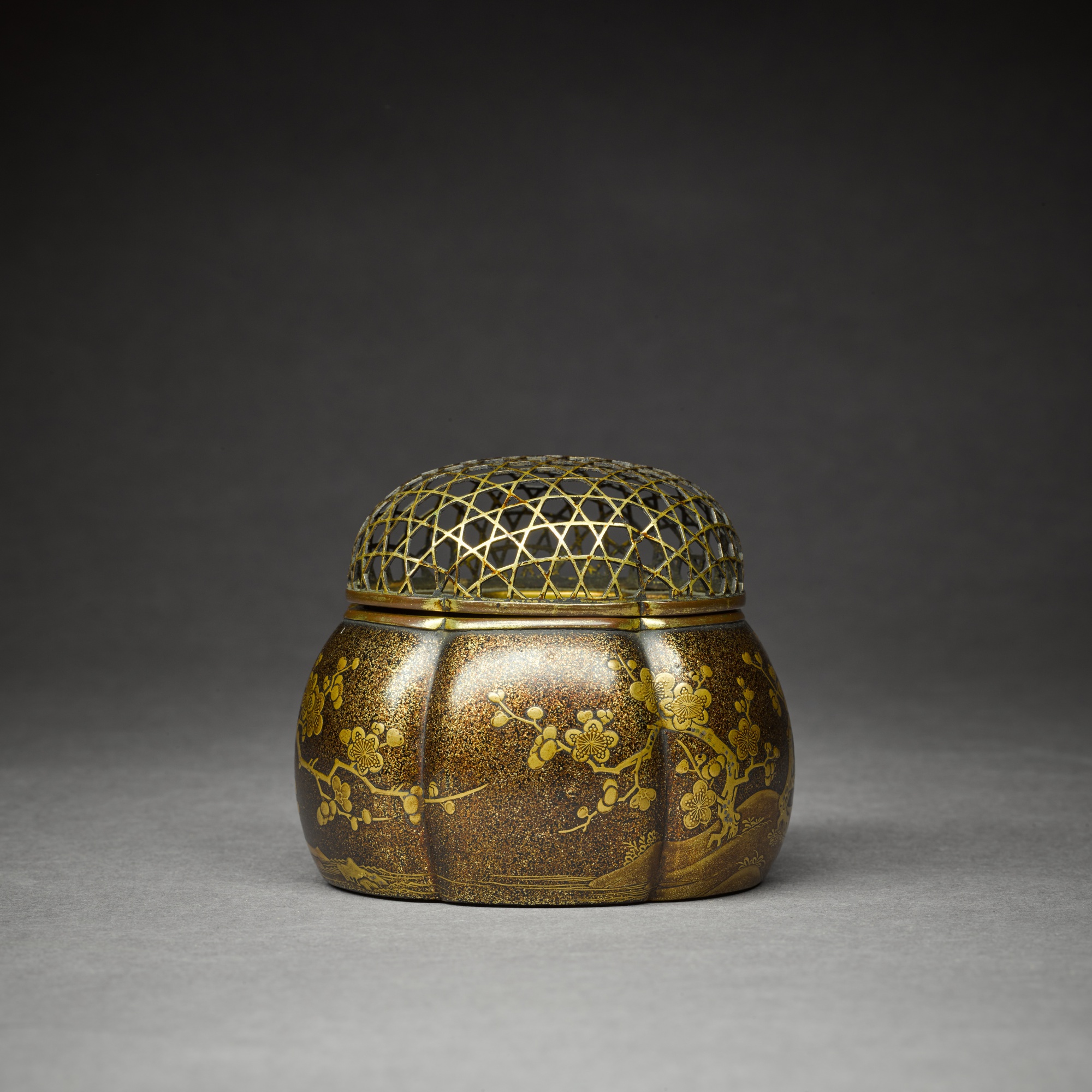 A Japanese lacquer koro [incense burner], MomoyamaEdo period, late