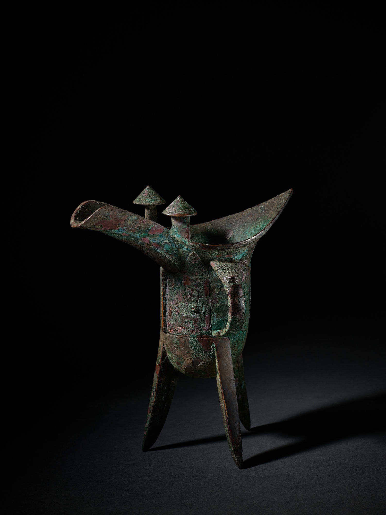 An archaic bronze ritual wine vessel (Jue), Late Shang dynasty | 商末 青銅獸 ...