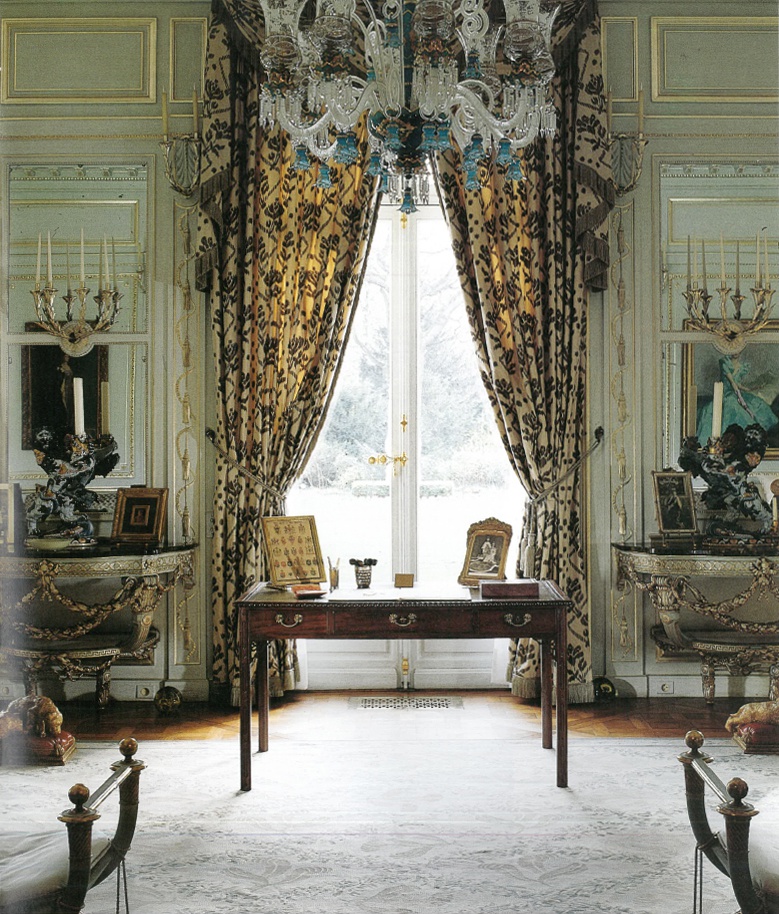 An Aubusson Carpet, France, Circa 1950 Classic Design Furniture, Silver & Ceramics 2023